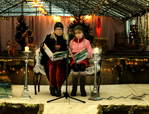 Helena och Amanda läser Tomten av Viktor Rydberg